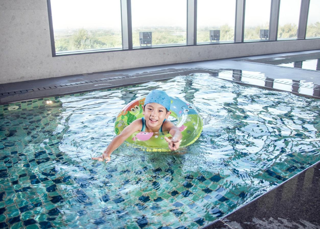Отель Crowne Plaza Tainan By Ihg Экстерьер фото A child swimming with a float