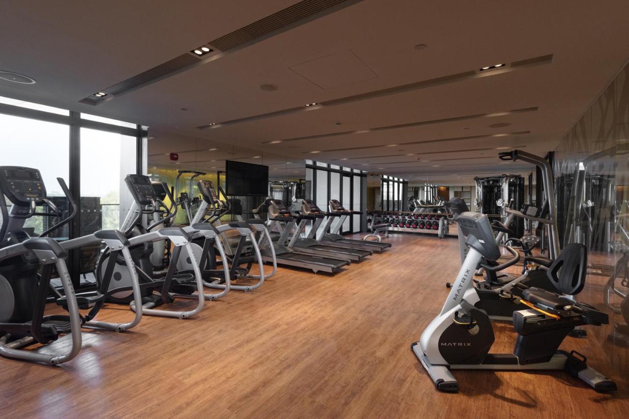 Отель Crowne Plaza Tainan By Ihg Экстерьер фото The gym at the hotel