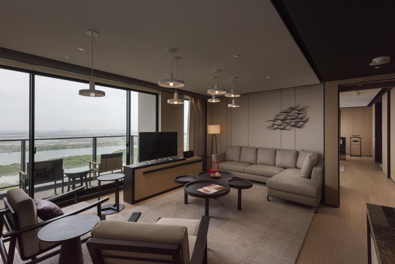 Отель Crowne Plaza Tainan By Ihg Экстерьер фото A living room at the hotel