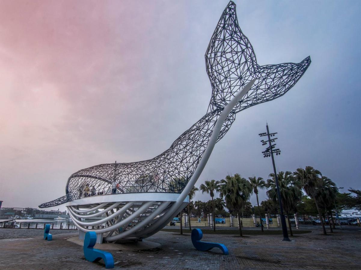 Отель Crowne Plaza Tainan By Ihg Экстерьер фото The Whale sculpture at the entrance of the park
