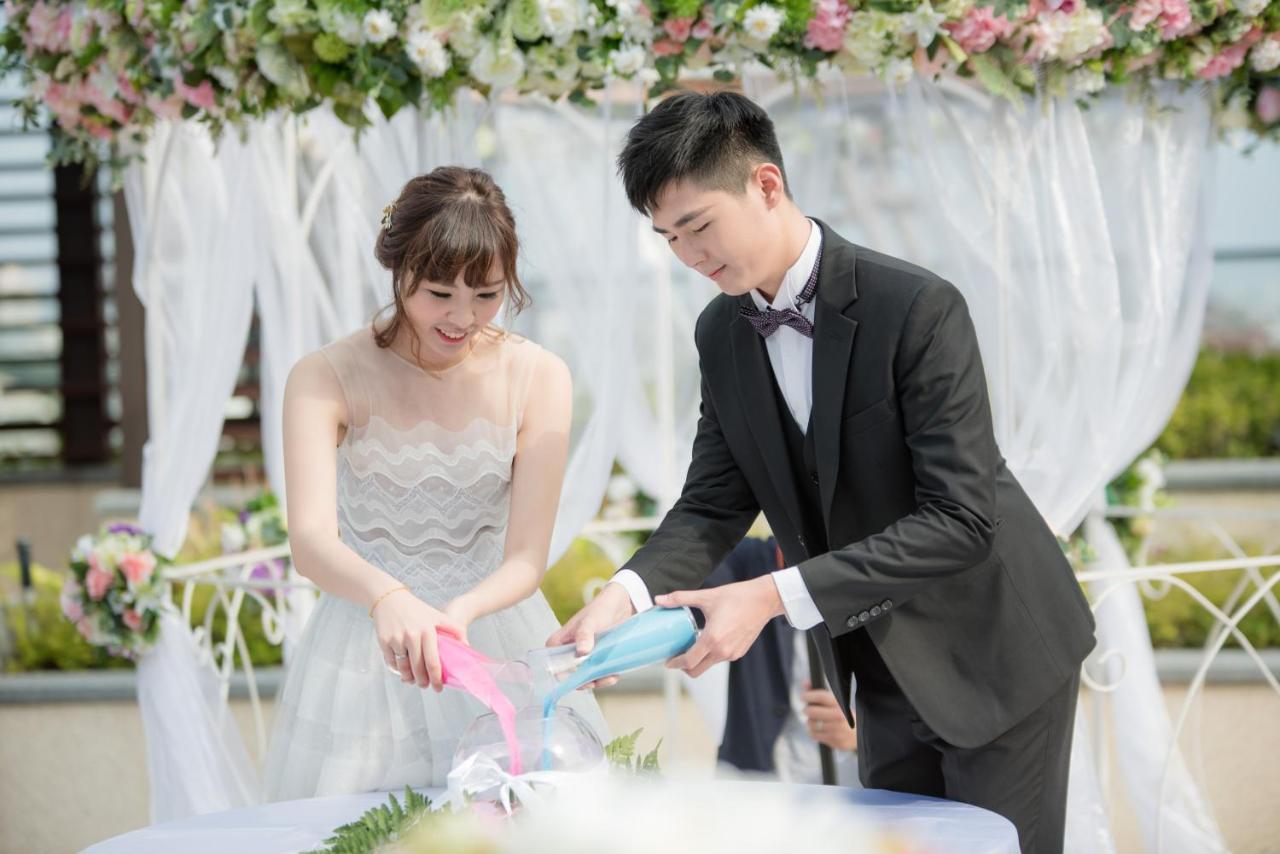 Отель Crowne Plaza Tainan By Ihg Экстерьер фото A sand ceremony at a wedding
