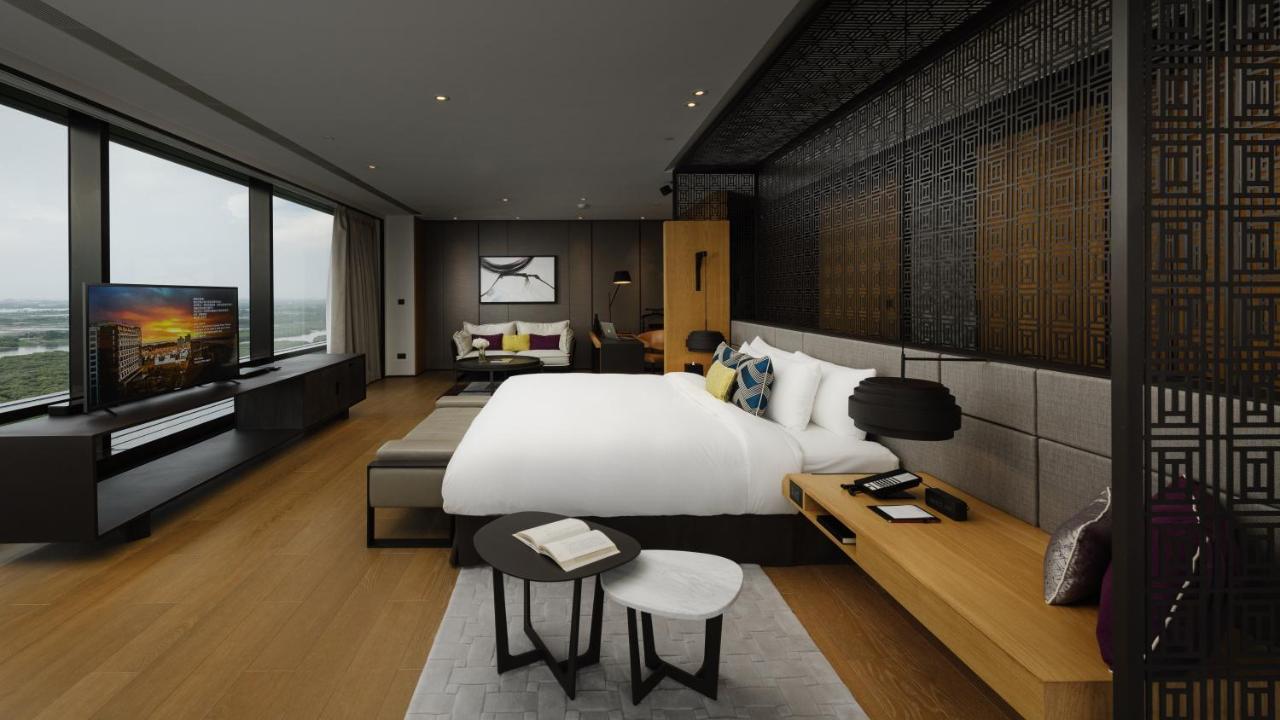 Отель Crowne Plaza Tainan By Ihg Экстерьер фото A bedroom at the hotel