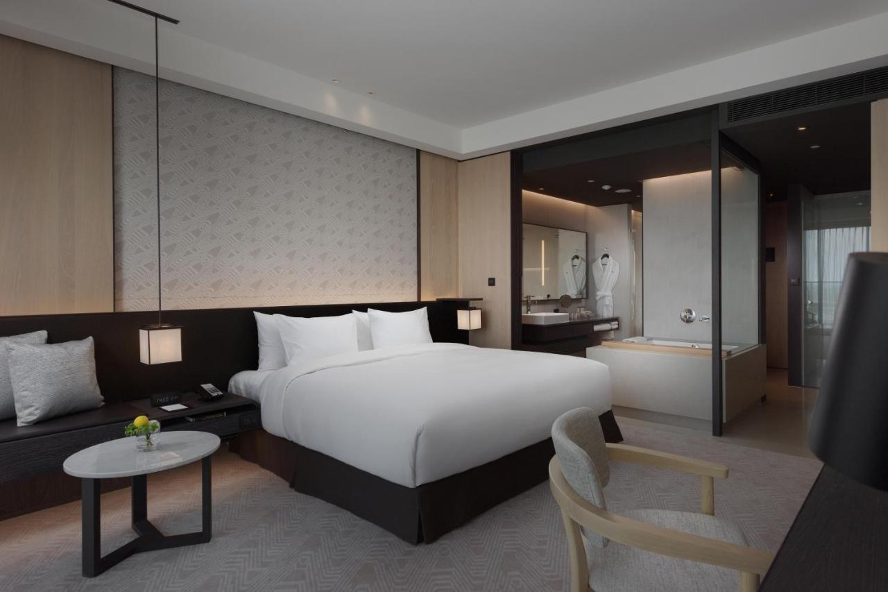 Отель Crowne Plaza Tainan By Ihg Экстерьер фото