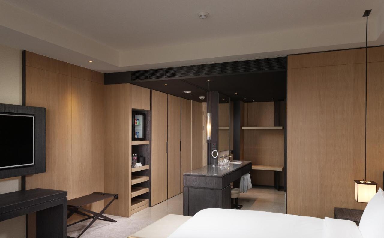 Отель Crowne Plaza Tainan By Ihg Экстерьер фото A room at the hotel