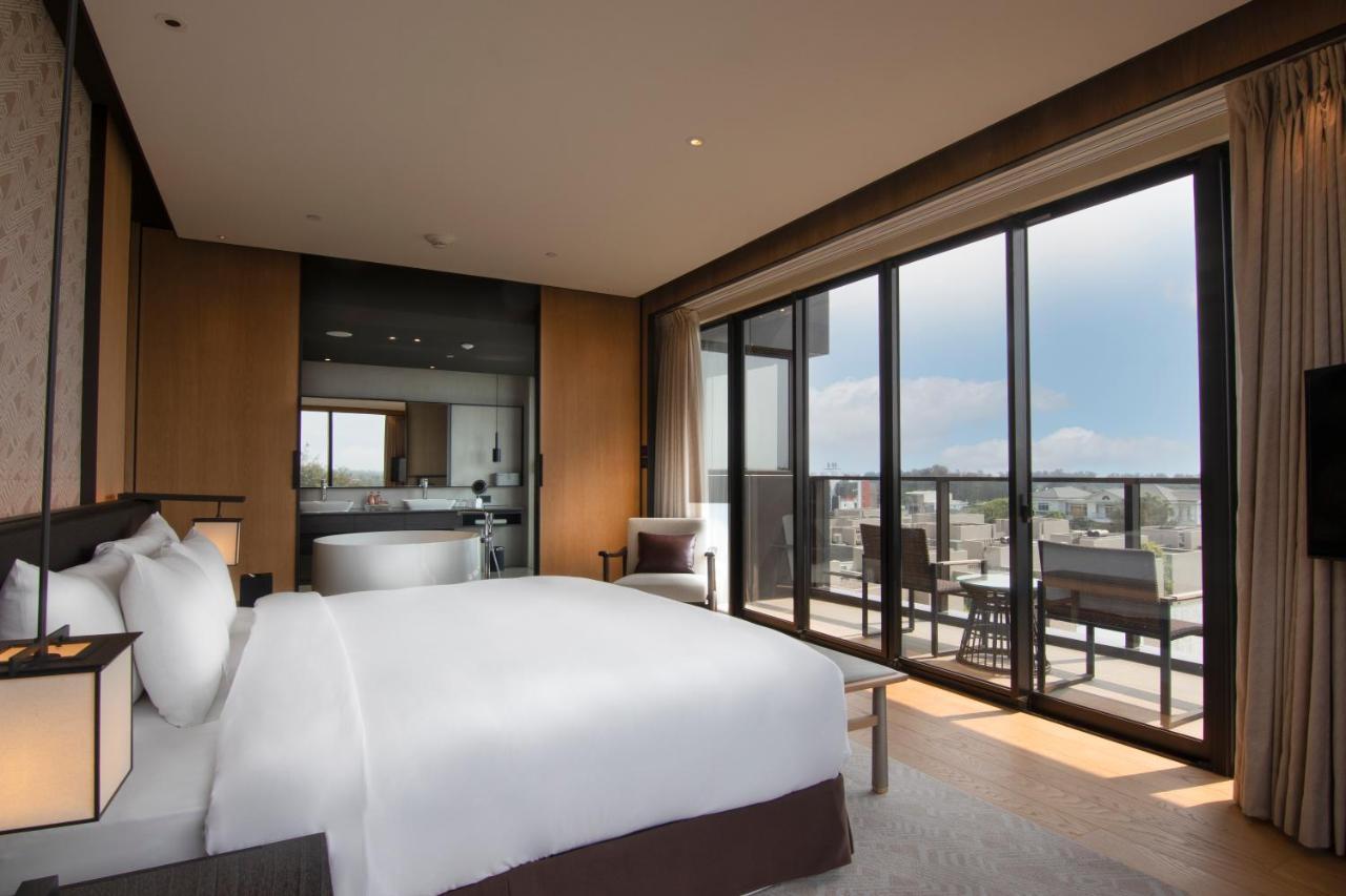 Отель Crowne Plaza Tainan By Ihg Экстерьер фото A bedroom at the hotel