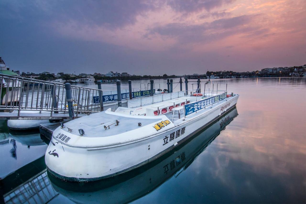 Отель Crowne Plaza Tainan By Ihg Экстерьер фото The ferry at the dock
