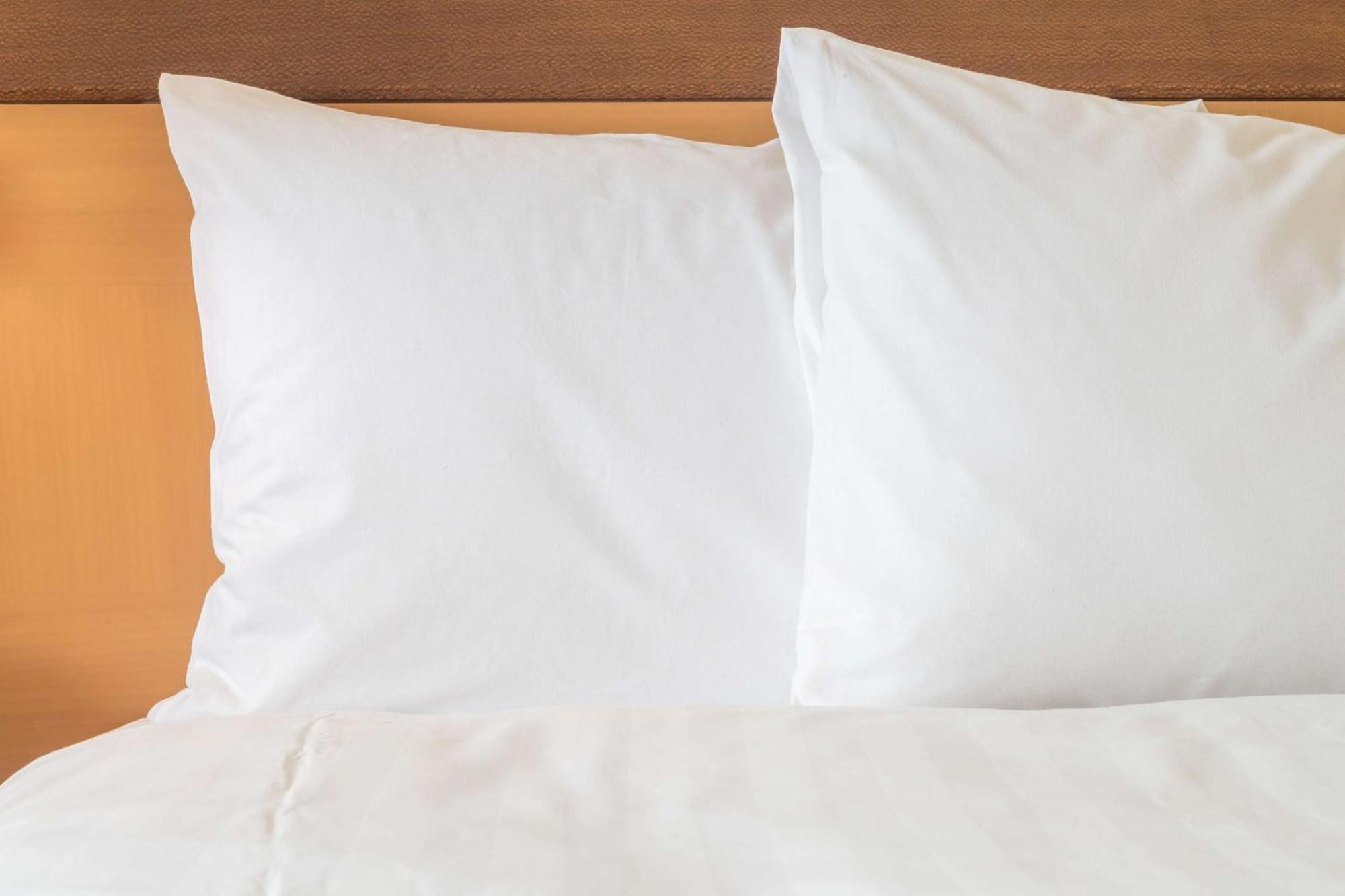 Отель Crowne Plaza Tainan By Ihg Экстерьер фото Two pillows on a bed