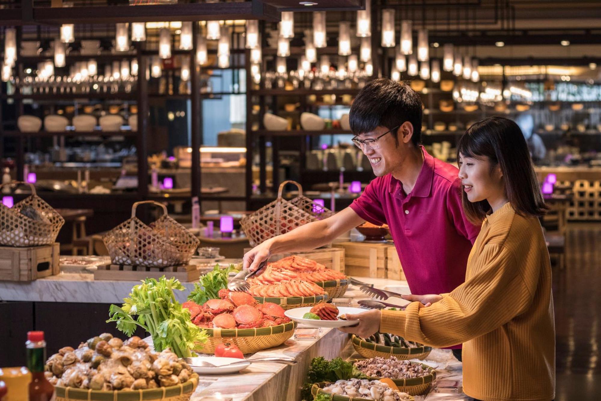 Отель Crowne Plaza Tainan By Ihg Экстерьер фото A buffet in Vietnam