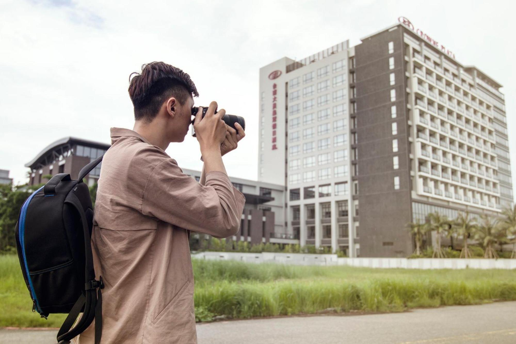 Отель Crowne Plaza Tainan By Ihg Экстерьер фото A tourist taking a photo of the hotel