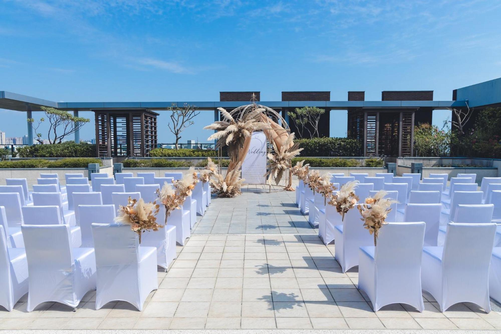 Отель Crowne Plaza Tainan By Ihg Экстерьер фото The rooftop wedding venue