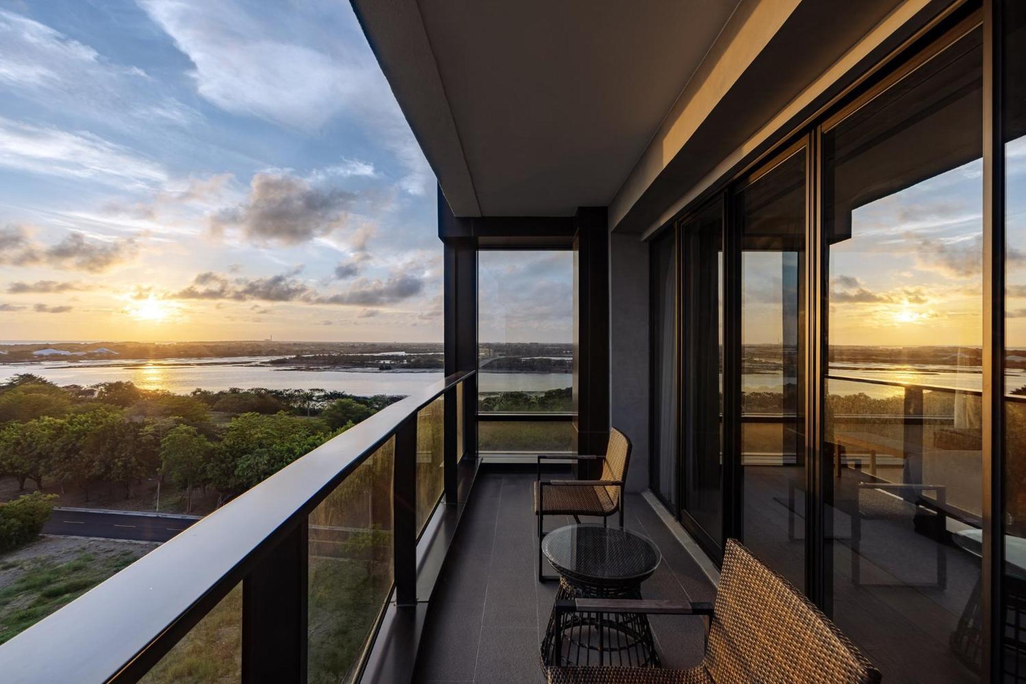 Отель Crowne Plaza Tainan By Ihg Экстерьер фото Balcony of a typical apartment