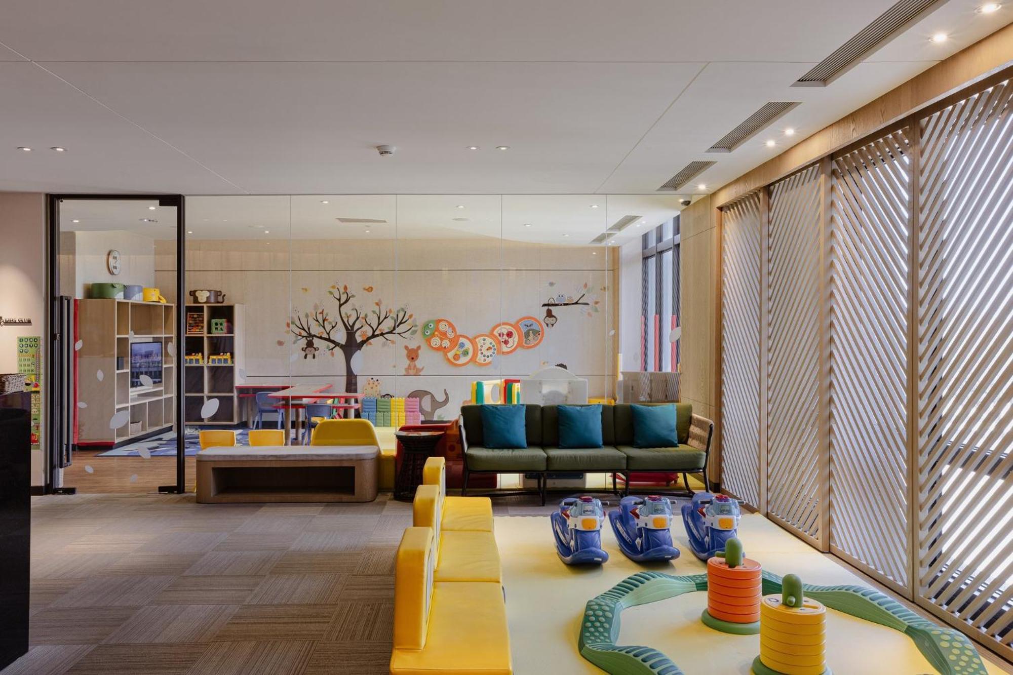 Отель Crowne Plaza Tainan By Ihg Экстерьер фото The Children's Club at the Renaissance Hotel, Shanghai