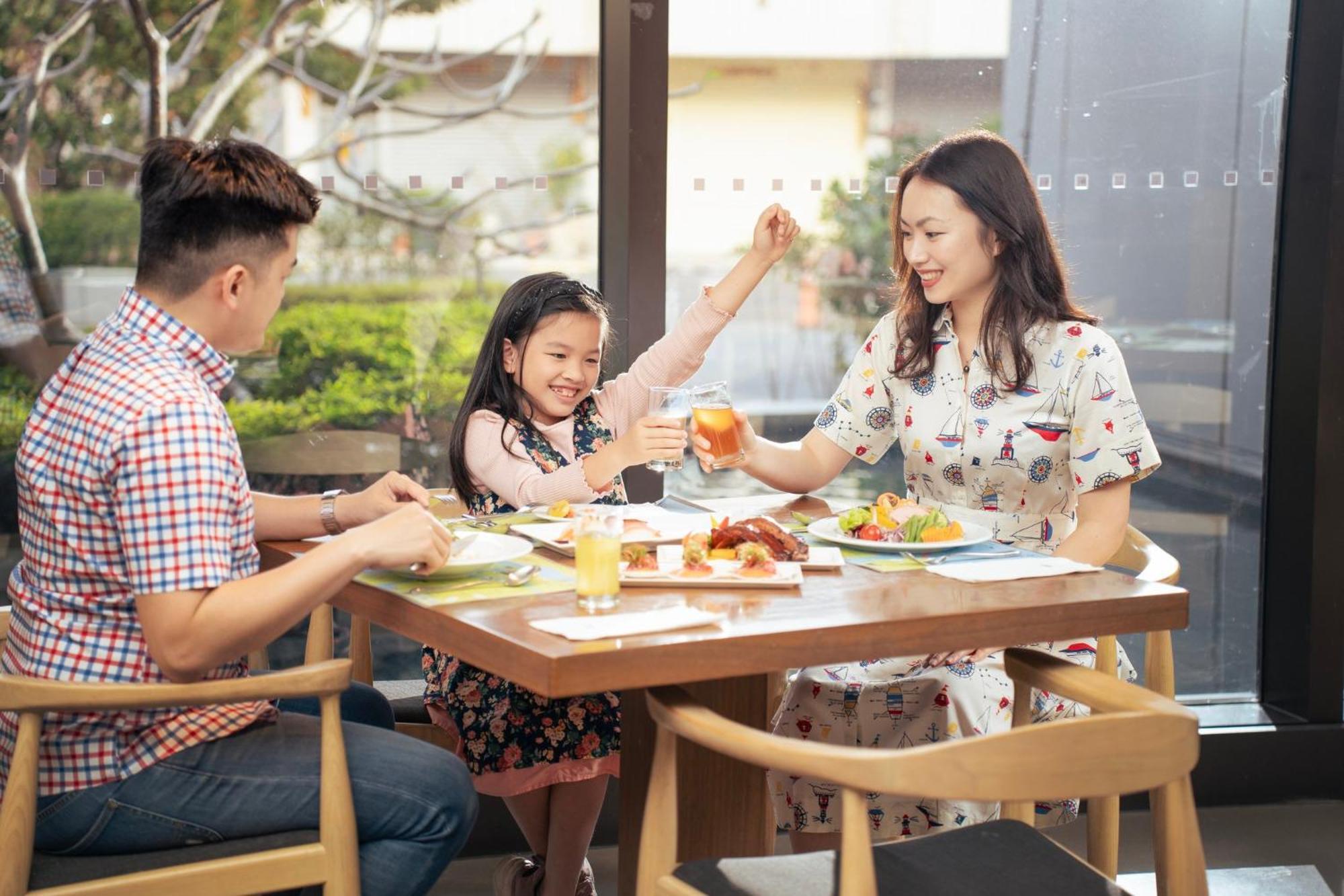 Отель Crowne Plaza Tainan By Ihg Экстерьер фото A family in Vietnam