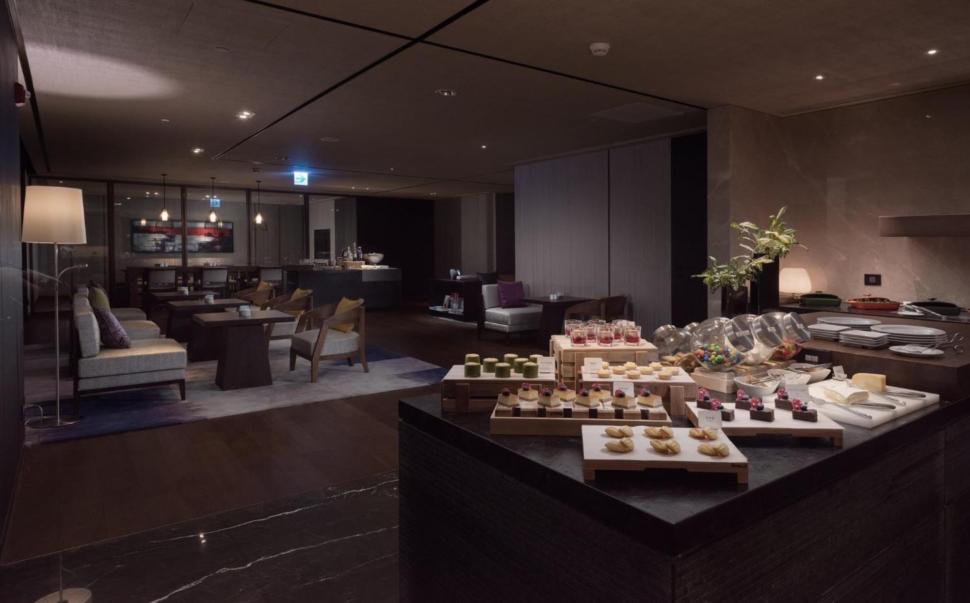 Отель Crowne Plaza Tainan By Ihg Экстерьер фото The lounge at the airport