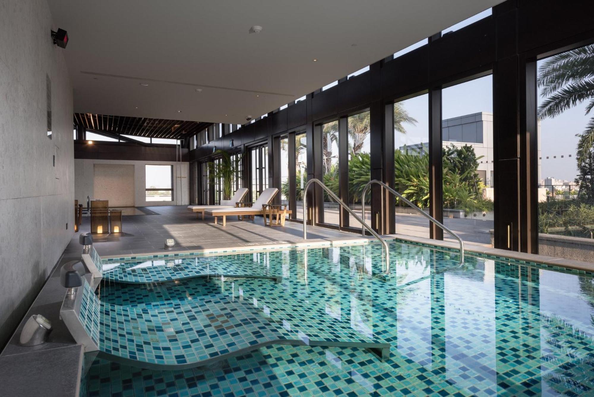 Отель Crowne Plaza Tainan By Ihg Экстерьер фото The swimming pool at the spa