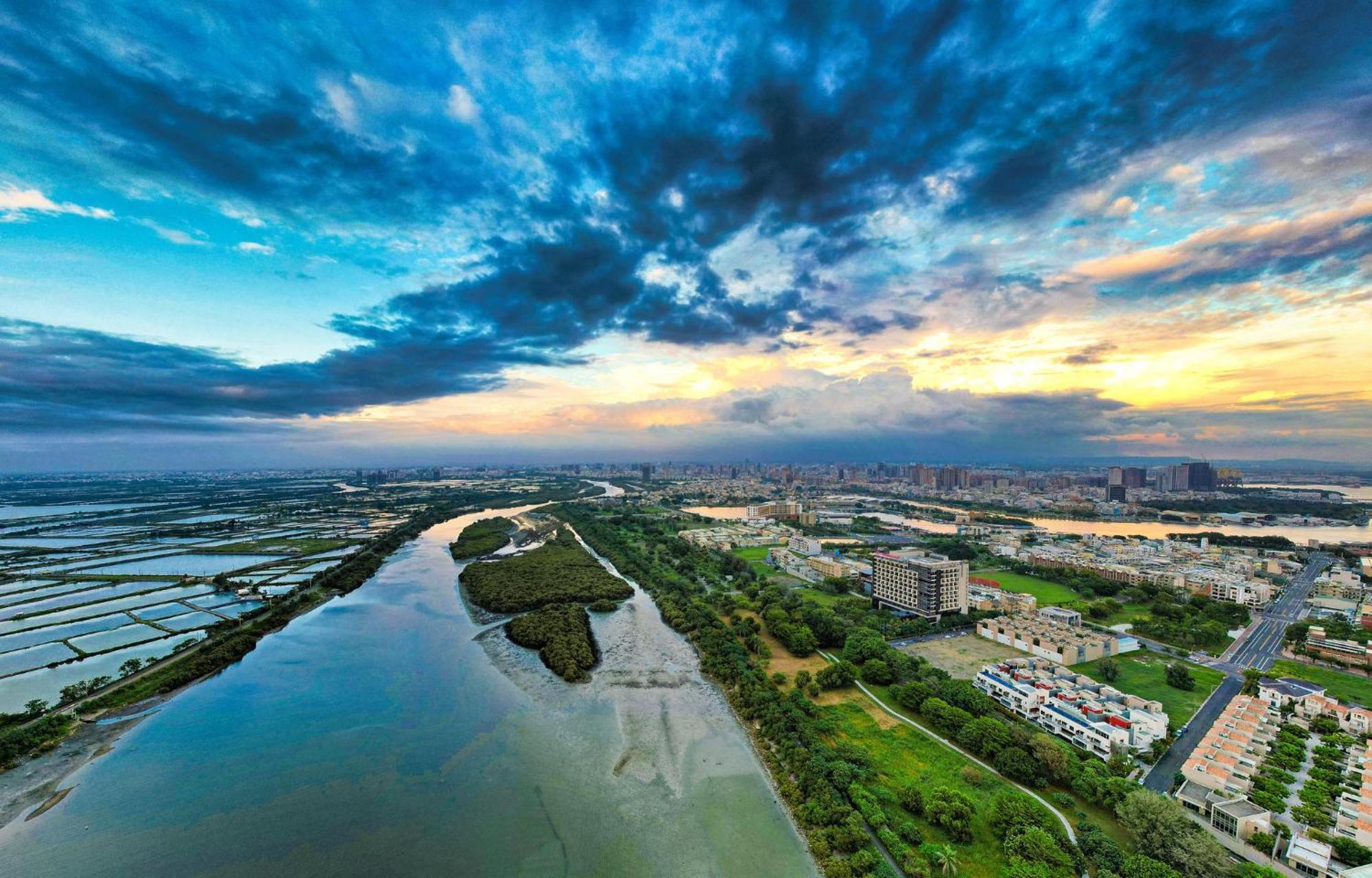 Отель Crowne Plaza Tainan By Ihg Экстерьер фото Aerial view of the river