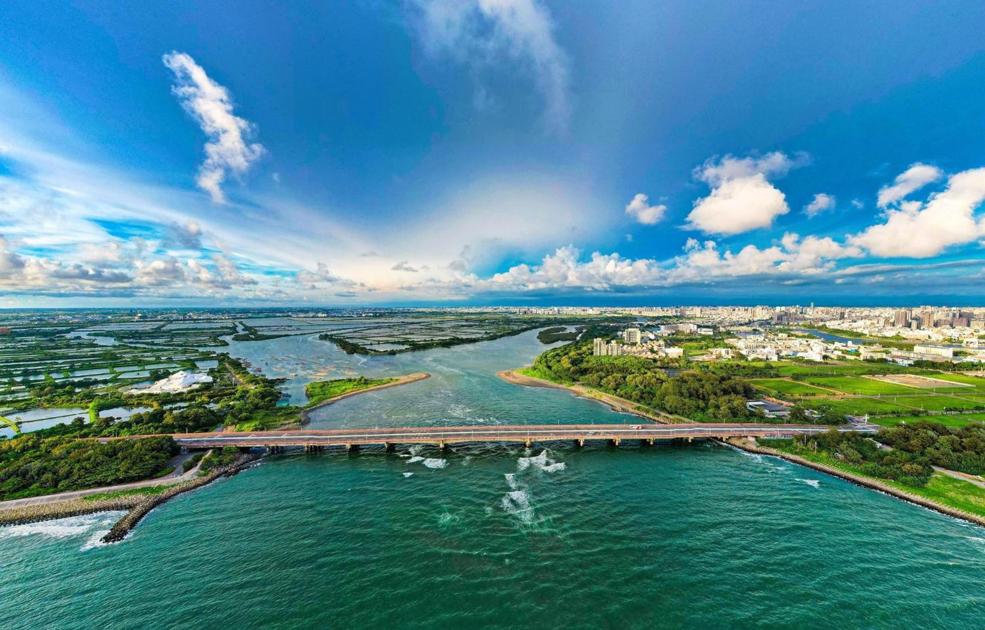 Отель Crowne Plaza Tainan By Ihg Экстерьер фото Aerial view of the river