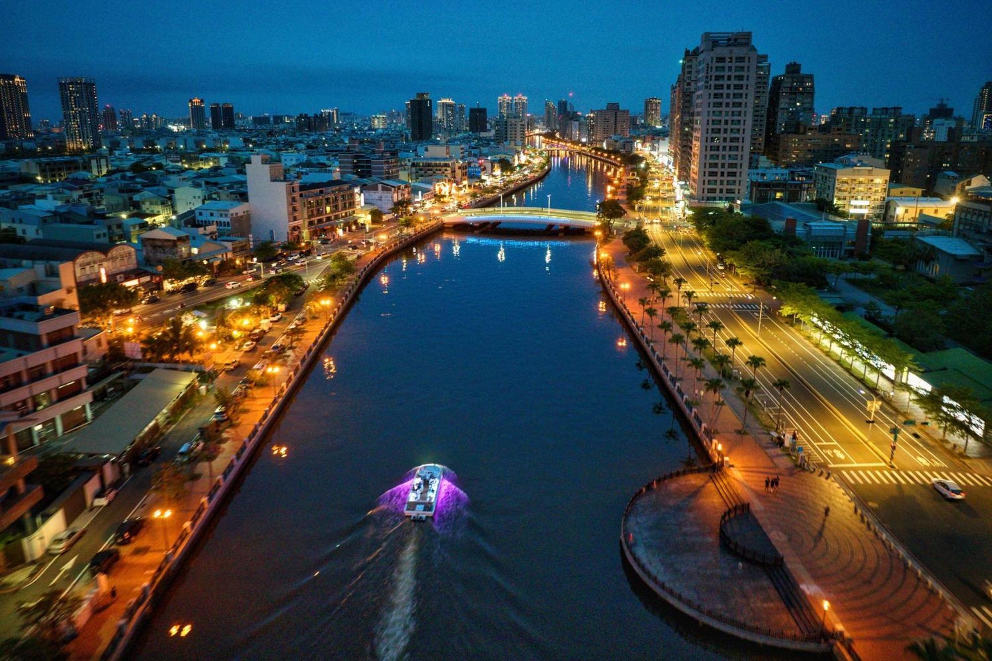 Отель Crowne Plaza Tainan By Ihg Экстерьер фото View of the river at night